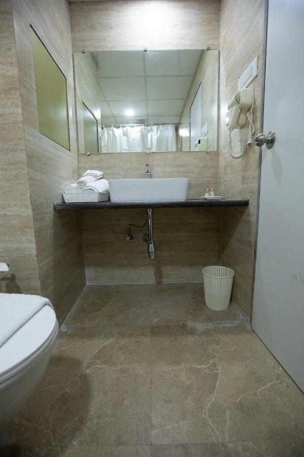 Hotel Grace Galaxy Bombay Exterior foto